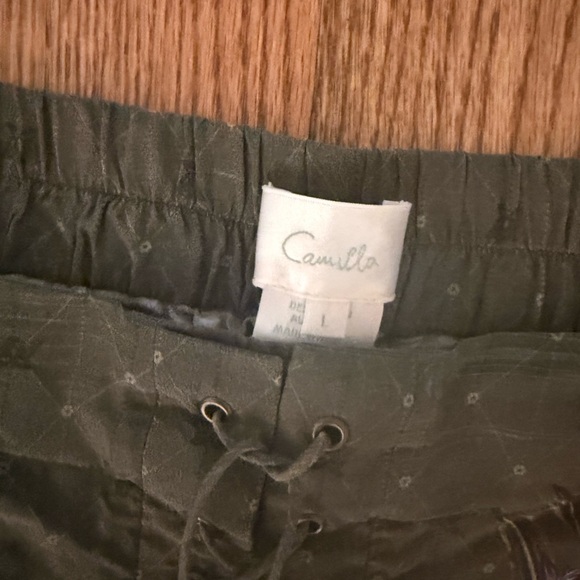 Camilla 100% silk Watchful Wings lace front shorts sz L - Picture 8 of 9